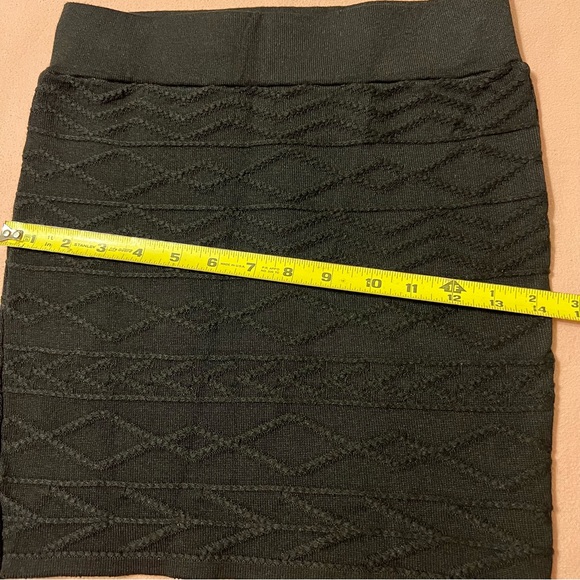 Like new* mini skirt - Picture 3 of 5